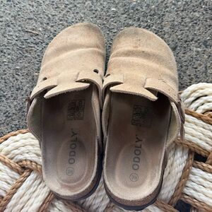 ODOLY Tan Suede Clogs